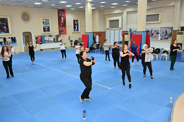 Isparta’da kadınlara zumba kursu