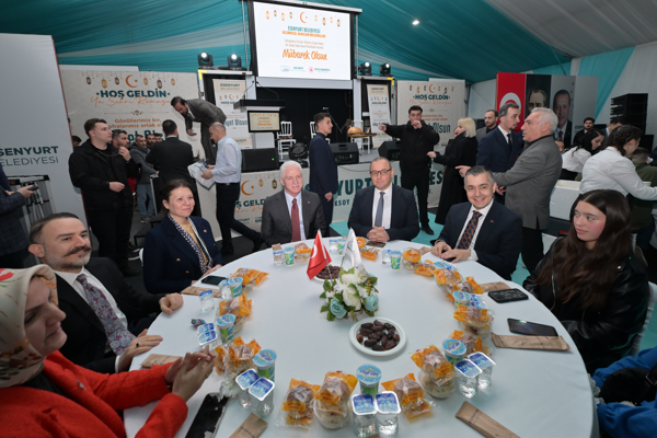 Başkan Vekili Aksoy ve Vali Gül, Kadir Gecesi’nde vatandaşlarla iftar yaptı