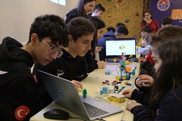 Maltepeli çocuklar ücretsiz robotik kodlama atölyesinde buluştu