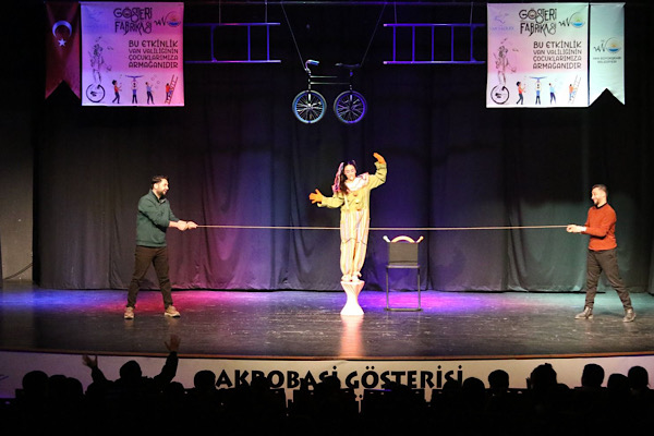 Van’da akrobasi gösterileri 150 okulda çocuklarla buluştu