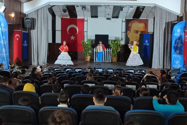 Karacasu’da çocuklar tiyatroyla buluştu