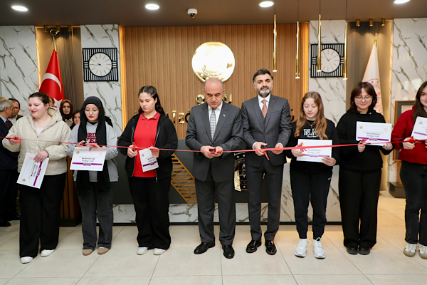 Vali Erol liseler arası afiş sergisinin açılışına katıldı