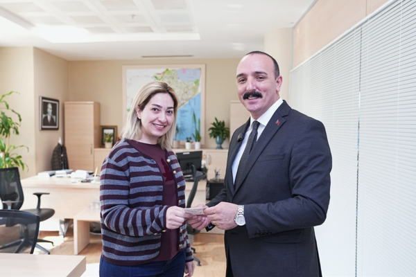 Başkan Kotan’dan kadın personele hediye