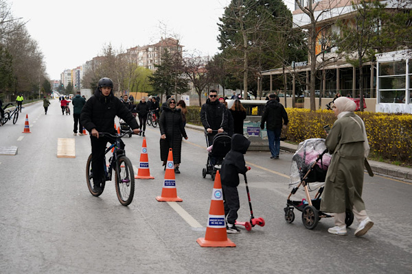 Eskişehir’de “Arabasız Pazar” ile sokaklar vatandaşlara açıldı