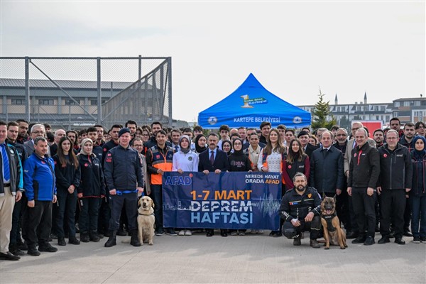 Vali Aktaş, deprem haftası kapsamında okulda düzenlenen tatbikata katıldı