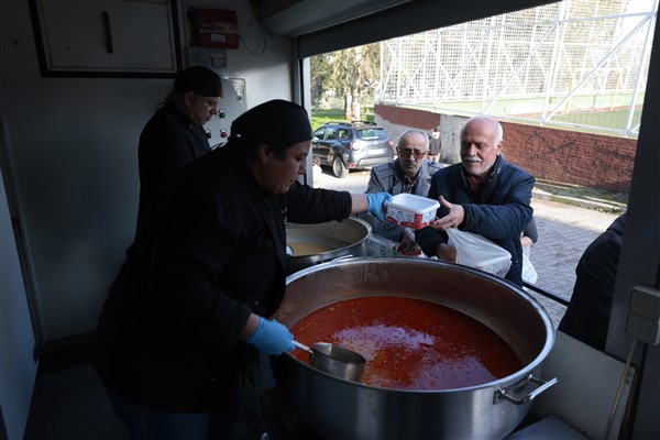 Konak’ta Ramazan’da sıcak yemek dağıtımı başladı