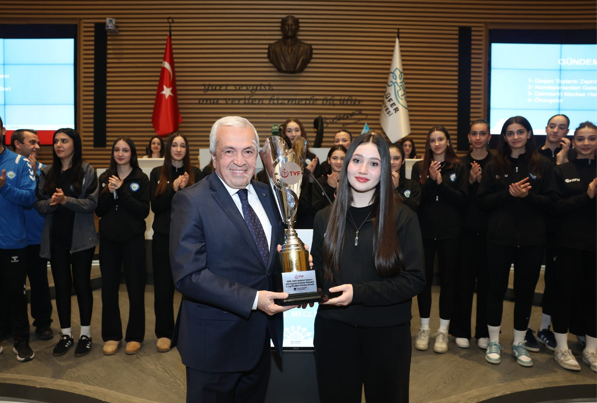 Nilüfer Belediyespor Kadın Voleybol Takımı kupasını Başkan Özdemir’e verdi