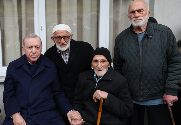 Cumhurbaşkanı Erdoğan, Rize’de komşularının bayramını tebrik etti