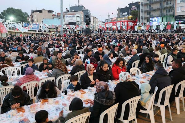 Alaşehir’de Vatandaşlar iftarında bir araya geldi