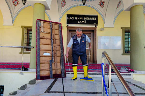 Çukurova’da camiler bayram temizliği ile ibadete hazırlandı