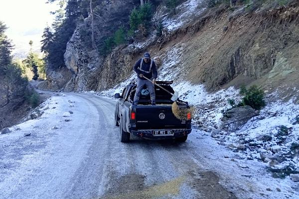 Alanya’nın kırsal bölgelerinde yol bakım ve tuzlama çalışması yapıldı