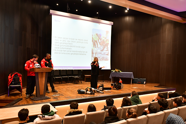 Esenyurt’ta liselilere arama kurtarma eğitimi başladı