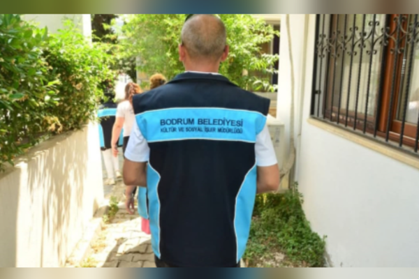 Bodrum’da dar gelirli vatandaşlara sosyal destek kartı dağıtımı devam ediyor