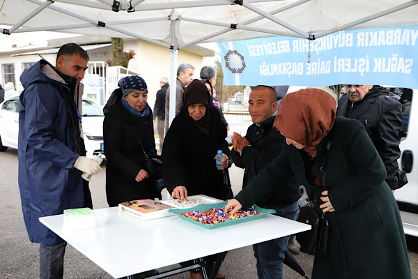 Diyarbakır’da vatandaşlara şeker, lokum ve kolonya ikram edildi