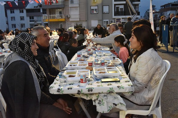 Kepez’de iftar sofraları vatandaşları buluşturmaya devam ediyor