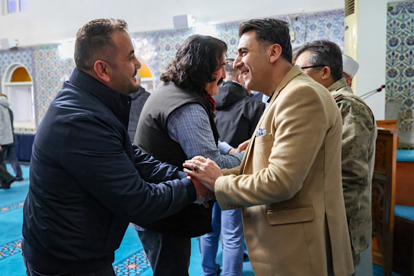 Vali Aygöl, vatandaşlarla Paşalar Camii’nde bayramlaştı