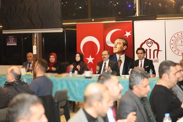 Vali Kızılkaya, öğretmenler ve milli eğitim müdürlüğü personeliyle iftarda buluştu