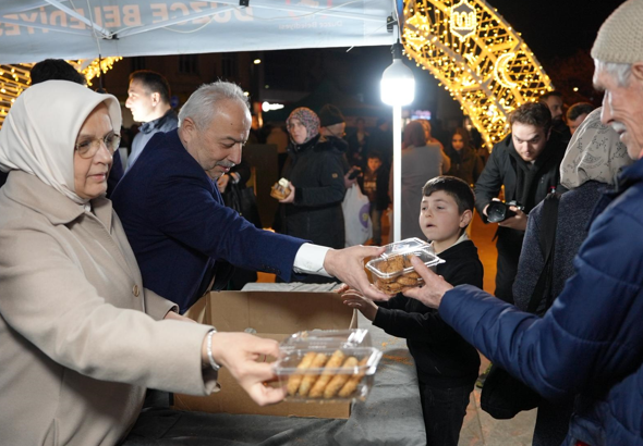 Düzce’de kandil simidi ve şeker dağıtıldı