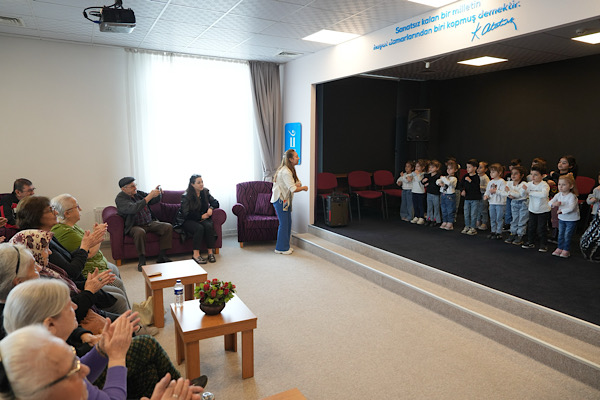 Minikler, Metin Özöğüt Yaşam Merkezi’nde yaşlı vatandaşları ziyaret etti