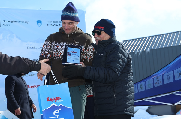 Başkan Büyükkılıç, 5’inci Diplomatik Kayak Yarışı’nı kazananlara ödüllerini verdi