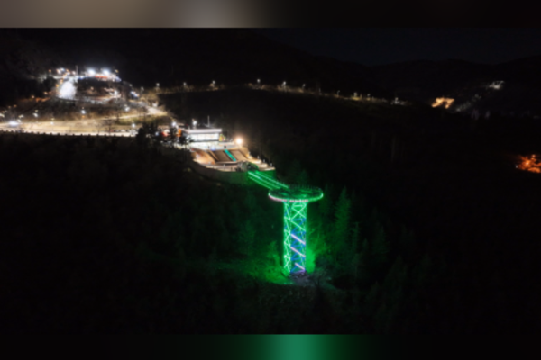 Cam Seyir Terası Yeşilay Haftası için yeşile büründü