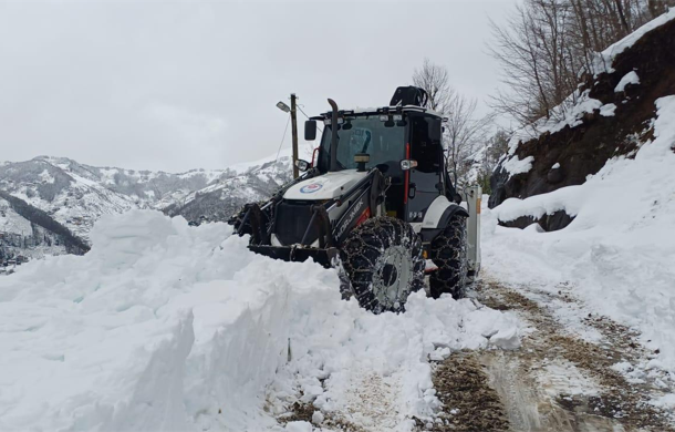Trabzon’da kardan kapanan yollar ulaşıma açıldı