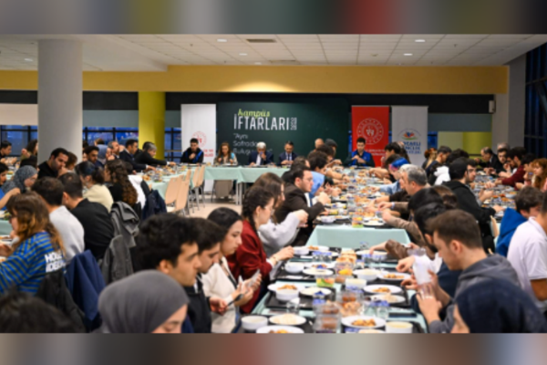 Vali Aktaş, iftarda üniversite öğrencileriyle bir araya geldi