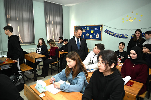 Vali Aktaş, İzmit Ulubatlı Hasan Ortaokulu’nu ziyaret etti