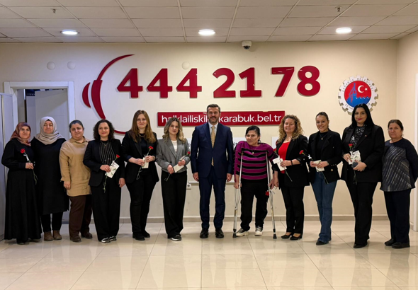 Başkan Çetinkaya, belediyede çalışan kadınlara hediyeler takdim etti