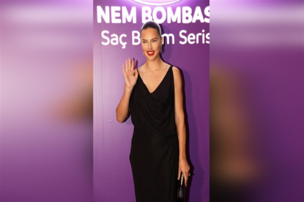 Adriana Lima muhteşem saçlarının sırrını paylaştı: “Sadece Duru’ladım”