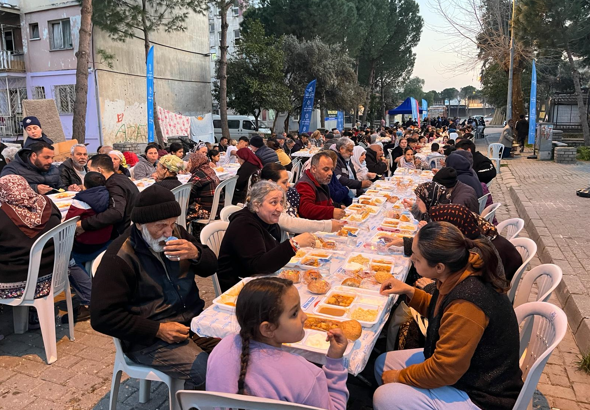 Büyükşehir, iftar sofraları kurmaya devam ediyor