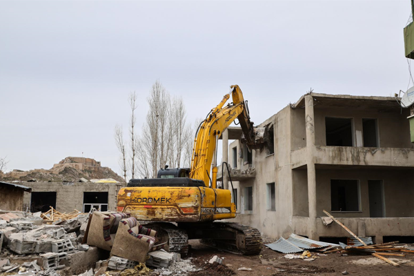 Hatuniye Caddesi ikinci etapta yıkım çalışmaları devam ediyor
