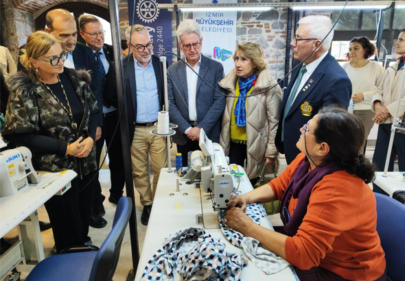 İzmirli kadınlar, Altın İğne Projesiyle yeteneğini sergiliyor