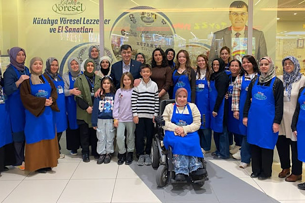 Başkan Kahveci, yöresel lezzetler ve el sanatları stantlarını ziyaret etti