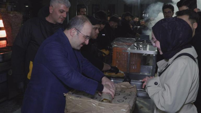 MİT Başkanı Kalın ile TBMM Sanayi Komisyonu Başkanı Varank, Ankara'da sahur programında vatandaşlarla bir araya geldi