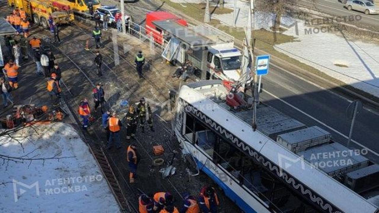 Otoyolda iki tramvay çarpıştı! Çok sayıda yaralı var