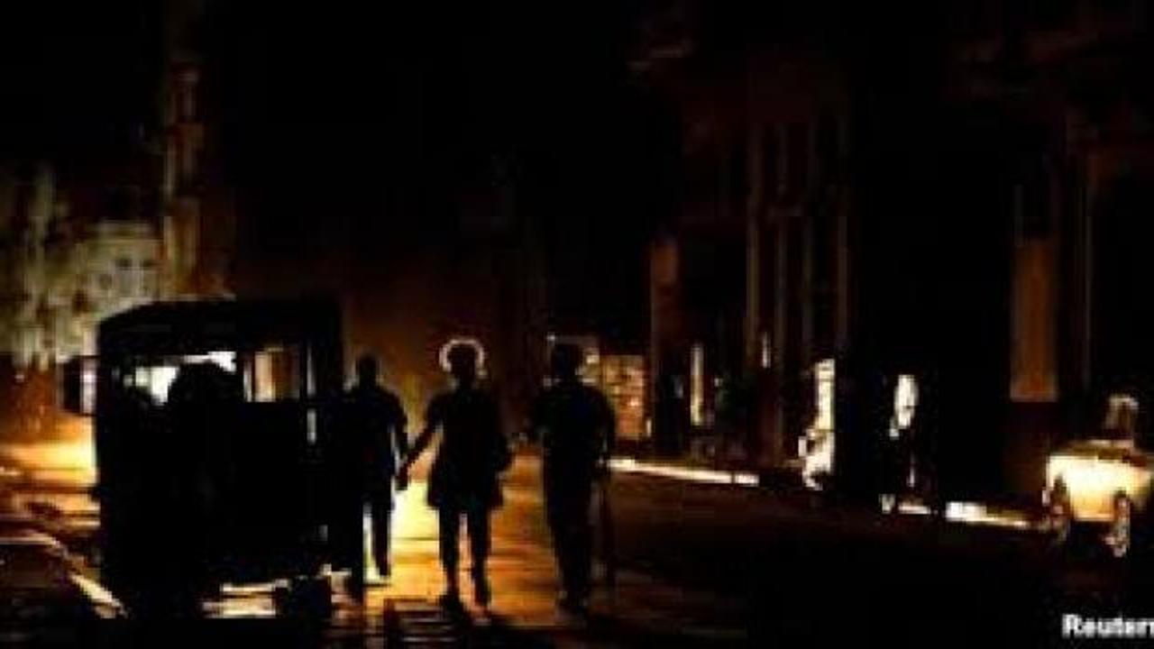 Küba resmen karanlığa gömüldü