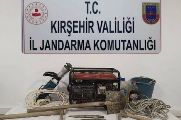 Kırşehir’de kaçak kazı yapan 4 şahıs suçüstü yakalandı