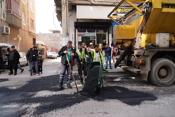 Diyarbakır’da yol bakım ve onarım çalışmaları sürüyor