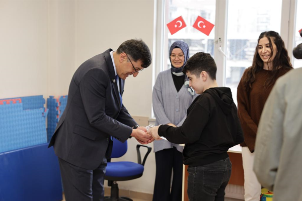 Kahveci, 2 Nisan Dünya Otizm Farkındalık Günü kapsamında öğrencilerle bir araya geldi