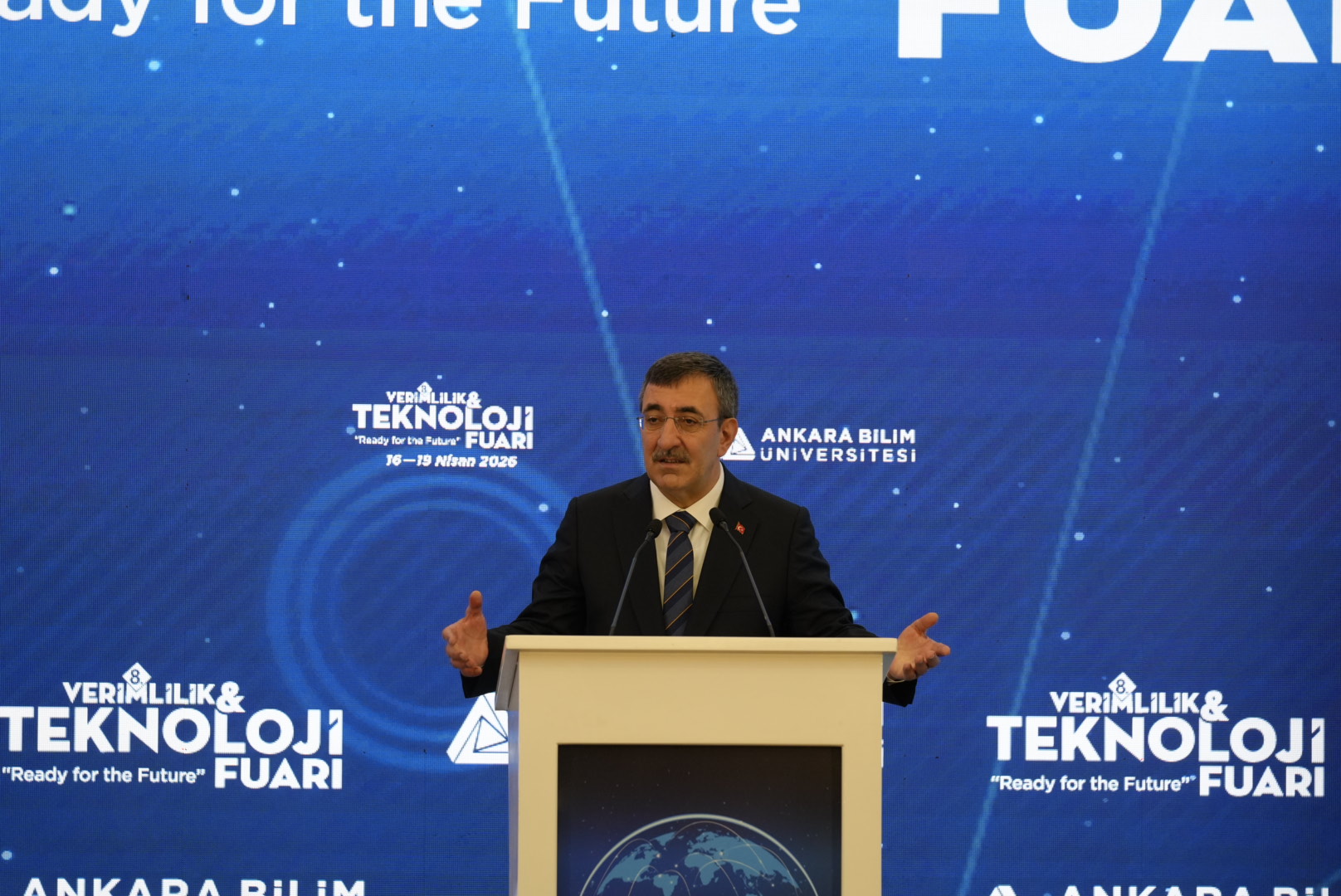Cevdet Yılmaz’dan 8. Verimlilik Fuarı’nda Sanayicilere OSB ve Model Fabrika Vurgusu
