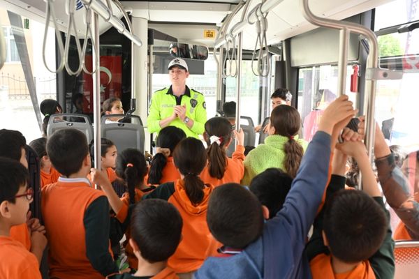 Konya’da “Nezaket Otobüsü” öğrencilerle buluşuyor