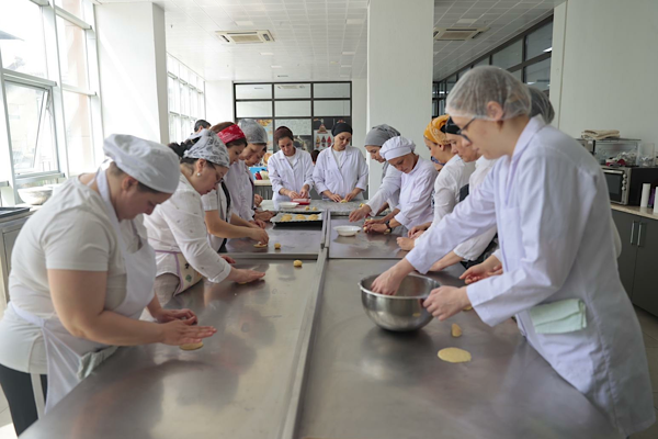 Konak’ta kadınlara pastacılık eğitimi
