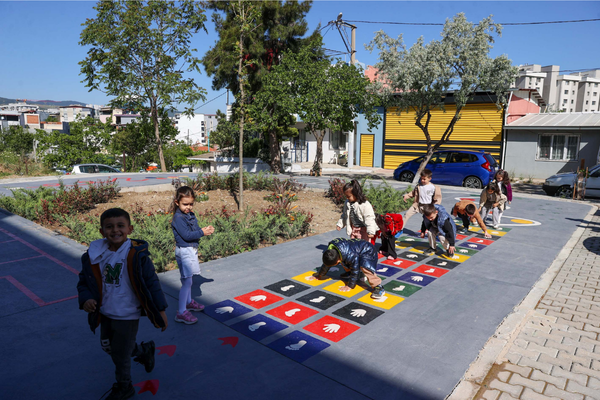 Buca İnönü Mahallesi’nde yeni oyun sokağı hizmete açıldı