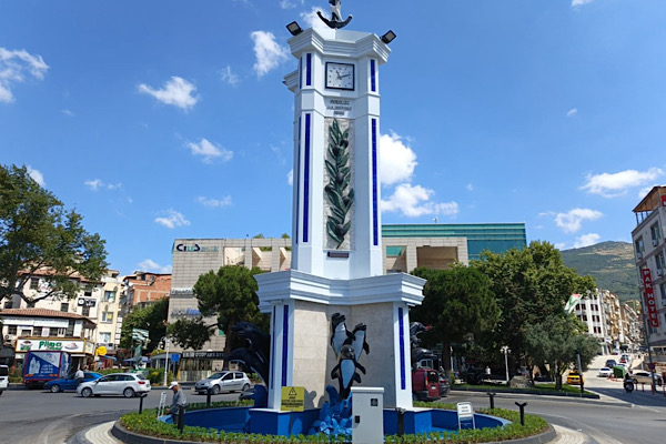 Gemlik Saat Kulesi çevresinde düzenleme çalışmaları başlatıldı