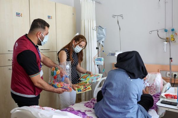 Onkoloji servisindeki çocuklara moral etkinliği