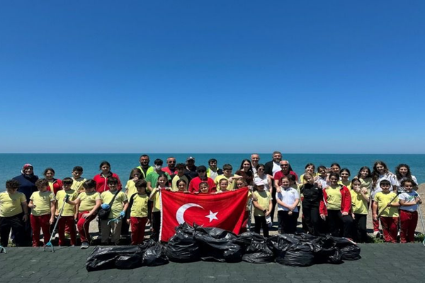 Trabzon’da çevre farkındalığı etkinliği: Sahilde atık toplama çalışması