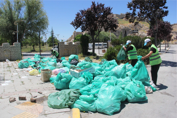 Van Atatürk Kültür Parkı’nda 3 ton çöp toplandı