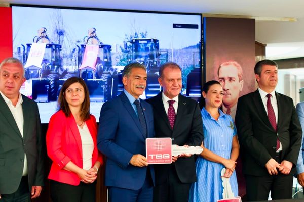 Gemlik Belediyesi hizmet filosuna yeni ekskavatör kazandırıldı