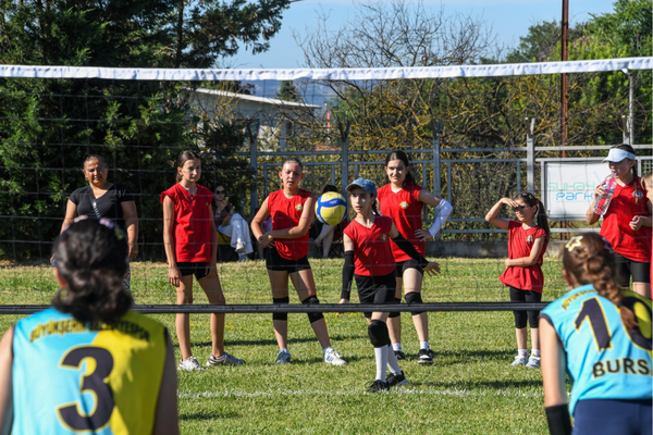Mini Voleybol Şenliği Osmangazi’de düzenlendi